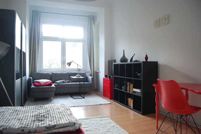 Helle möblierte 1-Zimmer-Wohnung mit Balkon in Friedrichshain — photo 1